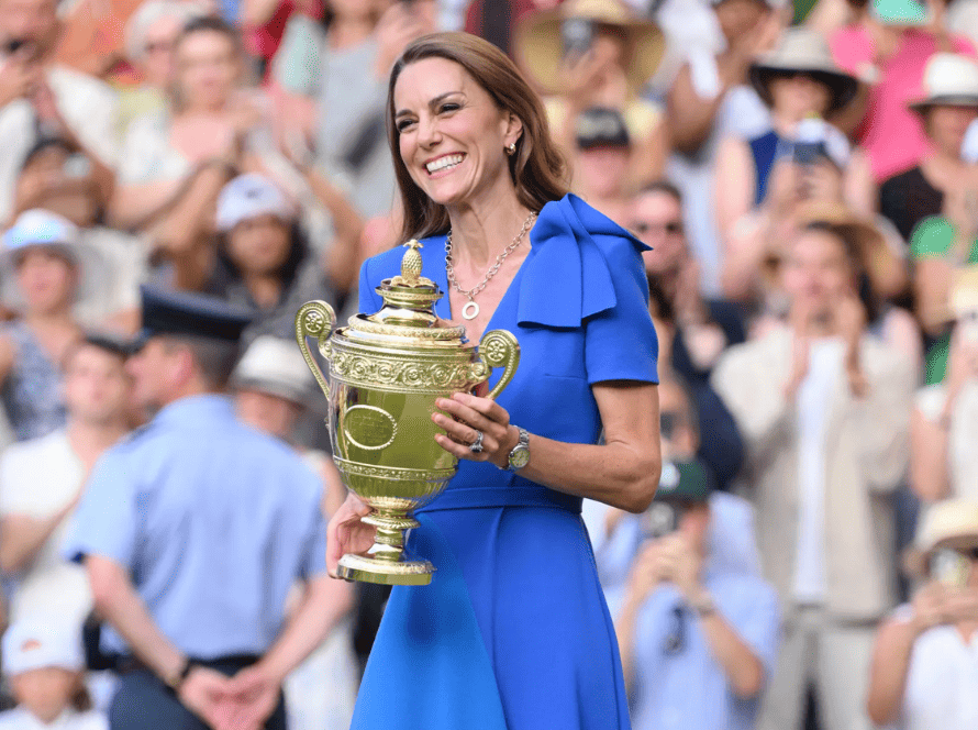 Kate middelton delivering the trophy at Wimbeldon